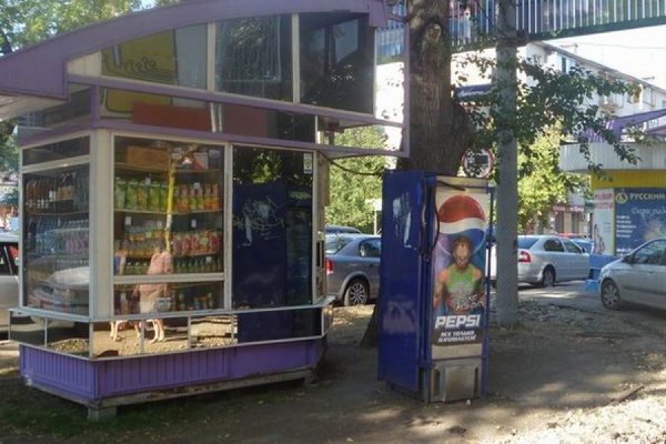 В центре Екатеринбурга мелкий предприниматель «припарковал» на газоне свои киоски - Фото 1