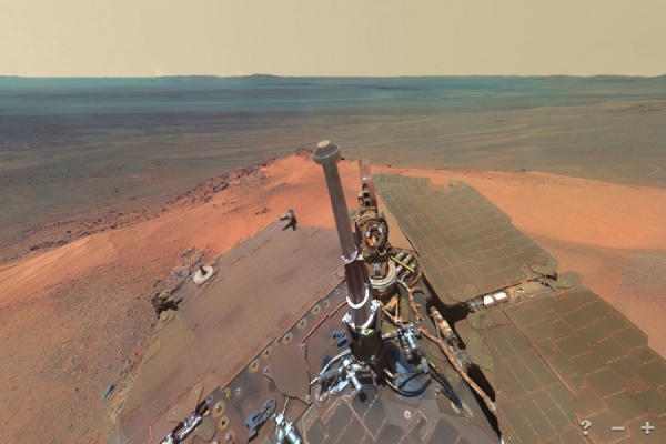 До чего техника дошла! Марсоход Curiosity сделал первую фотопанораму красной планеты - Фото 1