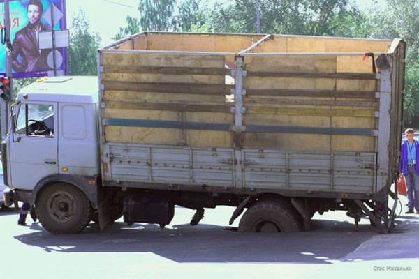 В центре Екатеринбурга колесо грузовика провалилось под землю - Фото 1