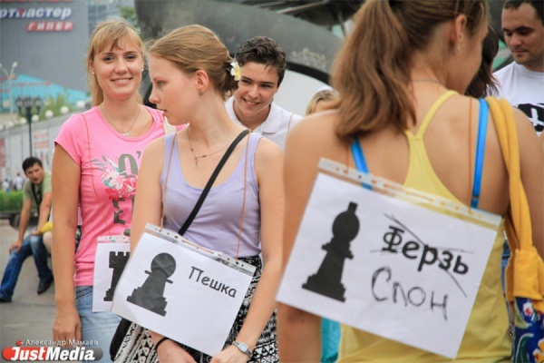 На фестивале GreenWay люди-шахматы, мафиози и собаки боролись за победу - Фото 1