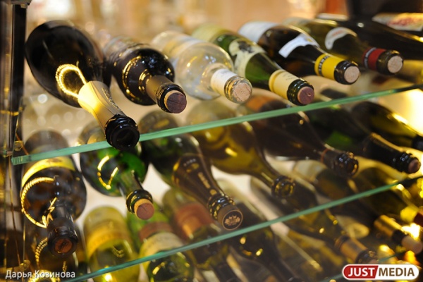 Новая уловка продавцов алкоголя: в городе появились «пакеты-невидимки» для спиртного на улице - Фото 1