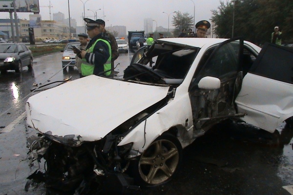 В Екатеринбурге водитель иномарки «убил» пассажира, врезавшись в ограждение - Фото 1