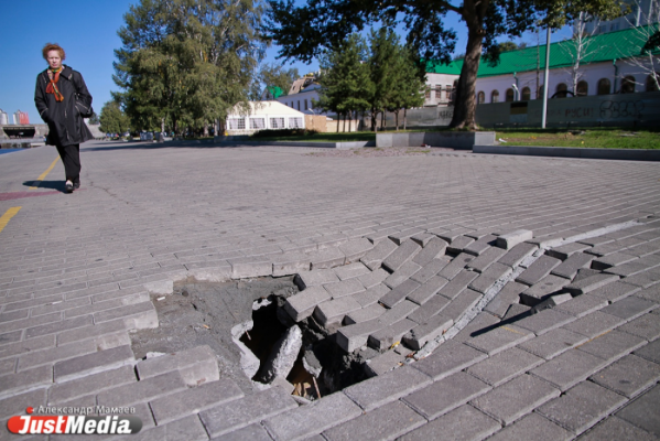 Опасно! «Болезнь» памятника Ельцину добралась до Плотинки - Фото 1