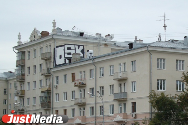 Вандалы-граффитчики испортили две исторические постройки в центре города - Фото 1