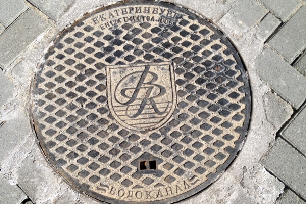 В Екатеринбурге появились брендированные канализационные люки - Фото 1