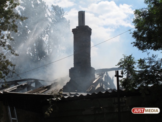 По факту гибели на пожаре в Екатеринбурге четырех человек проводится доследственная проверка - Фото 1