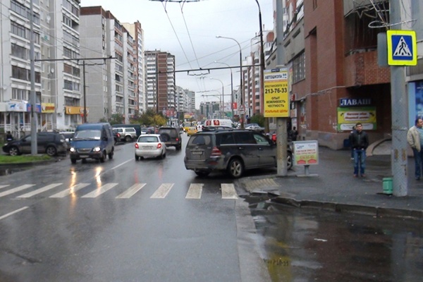 В Екатеринбурге женщина-водитель наехала на 15-летнюю школьницу и скрылась с места ДТП - Фото 1