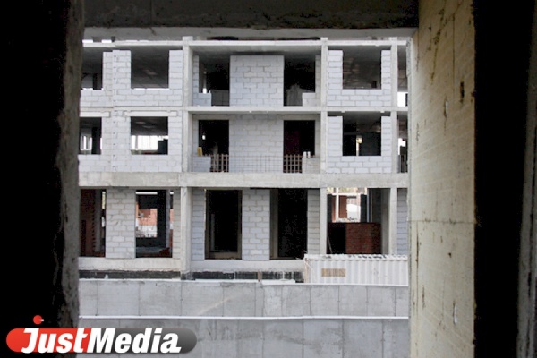 Без окон, без дверей. В Новоуткинске из-за бездействия властей разваливается многоквартирный жилой дом - Фото 1