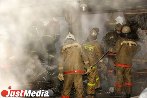 На улице Вишневой в Екатеринбурге сгорела комната в бараке. Пострадали два человека - Фото 1