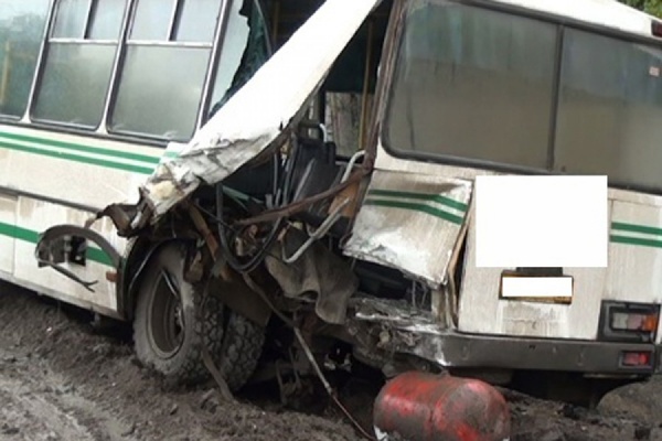 Вблизи Асбеста «Мицубиси-Лансер» врезался в стоящий автобус. Погиб пассажир иномарки - Фото 1