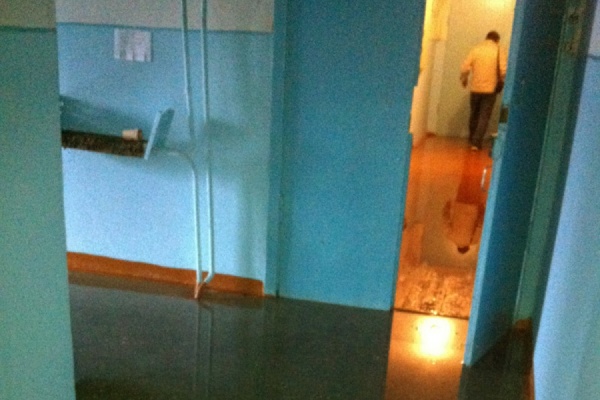Всемирный потоп в отдельно взятом доме. Половина квартир многоэтажки на Чкалова оказалась залита водой - Фото 1
