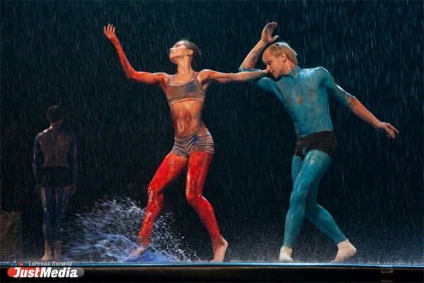 Гимн воде. В Екатеринбурге два десятка танцоров исполнили балет «под дождем» - Фото 1
