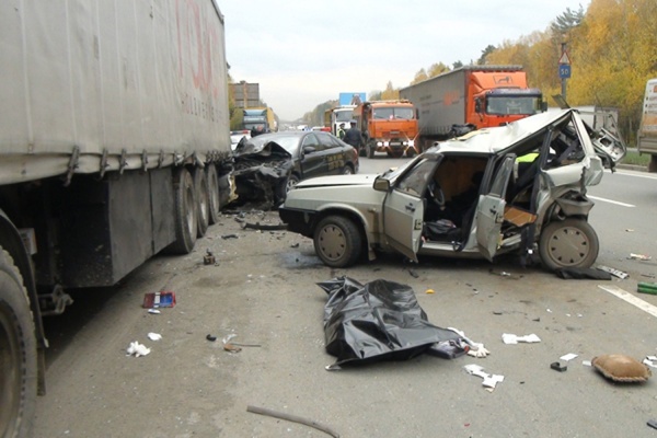 В Екатеринбурге водитель элитного такси врезался в легковушку и грузовик. Погибли два человека - Фото 1