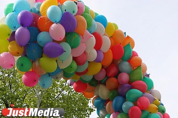 Студенты юракадемиии признались в любви alma mater с помощью воздушных шаров - Фото 1