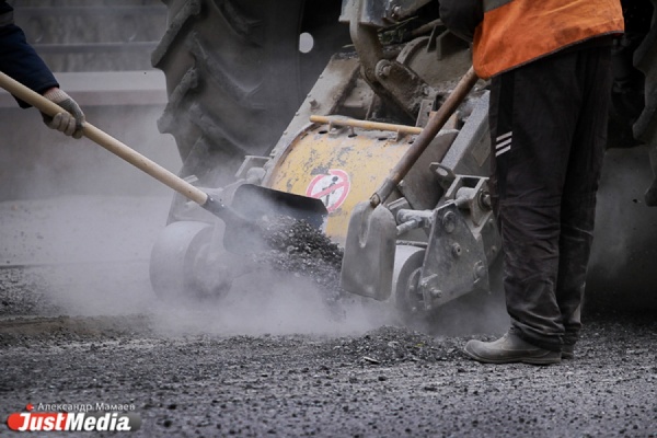 Новый рекорд уральских дорожных рабочих: асфальт на улице Бажова развалился еще до сдачи. ВИДЕО - Фото 1