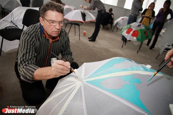 По погоде: в бизнес-центре «Манхэттен» уральские випы разрисовали зонтики - Фото 1