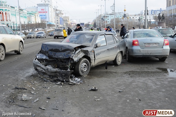 Женщины-водители стали виновниками 532 ДТП в Свердловской области с начала года - Фото 1