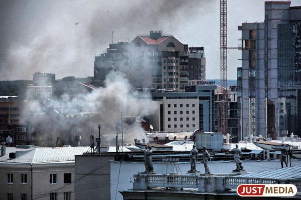 В Екатеринбурге в ночь на воскресенье сгорел мебельный цех. Площадь пожара — 1500 кв. метров - Фото 1
