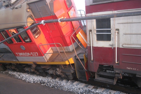 В результате столкновения поезда «Адлер—Нижний Тагил» с электровозом ушибы получили три пассажира и проводник - Фото 1
