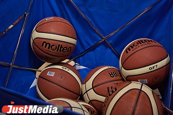 Губернатор вручил спортсменкам «УГМК» главный трофей международного турнира по баскетболу - Фото 1