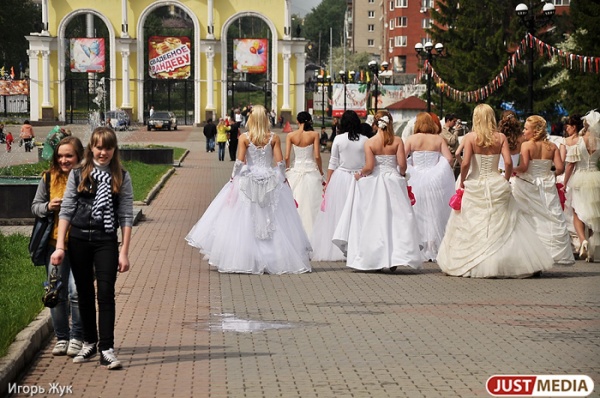 Женихи в Свердловской области взрослеют, а невесты остаются молодыми - Фото 1