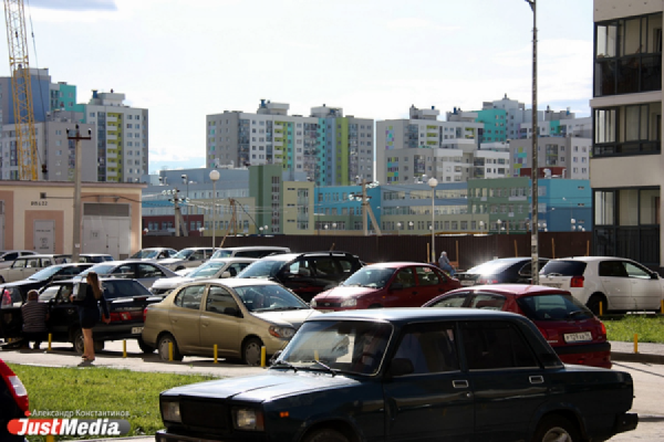 Более 4 тысяч метров заграждений установят в Екатеринбурге, чтобы автомобилисты не парковались на газонах - Фото 1