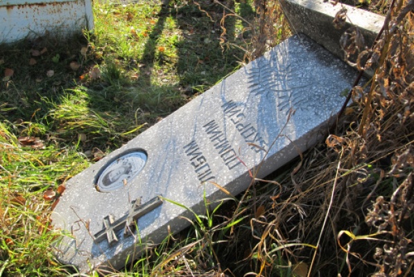 В Невьянске неизвестные вандалы разбили 13 памятников на кладбище - Фото 1