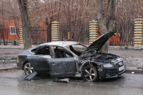 В Екатеринбурге загорелись две иномарки - Фото 1