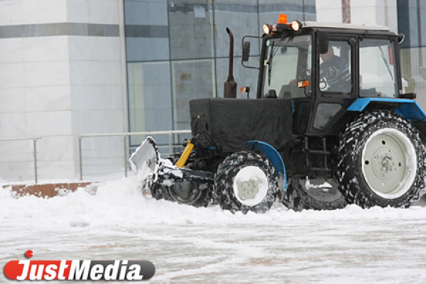 На уборку снега в Екатеринбурге вышли 263 рабочих и 75 уборочных машин - Фото 1