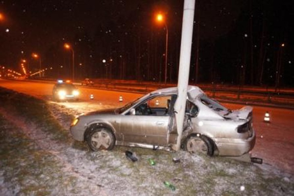 В Екатеринбурге водитель иномарки врезался в столб. Госпитализировано три человека - Фото 1