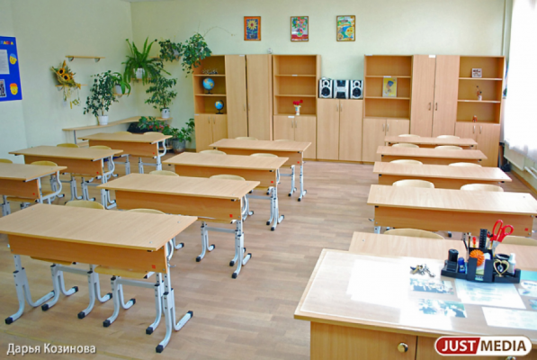 В двух школах Екатеринбурга ученикам не хватало учебников  - Фото 1