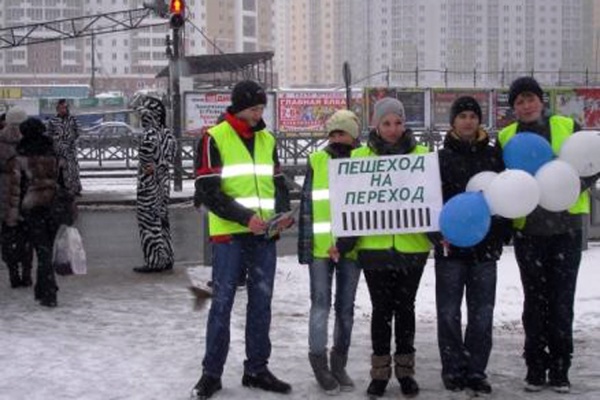 Сотрудники ГИБДД и «зебры» ловили в Екатеринбурге пешеходов-нарушителей - Фото 1