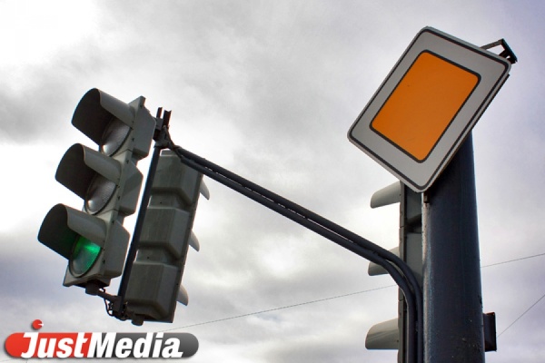 Носов взялся за безопасность тагильчан: на одном из самых аварийных перекрестков города установили светофор - Фото 1