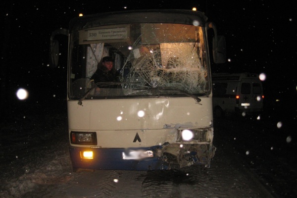 В Каменске-Уральском столкнулись пять машин. Пострадали два человека - Фото 1