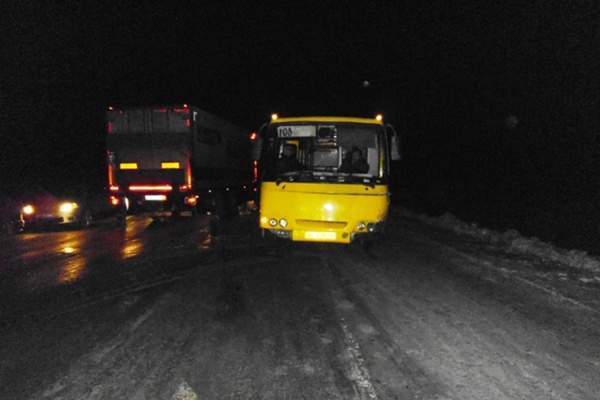 На трассе Реж—Екатеринбург ВАЗ столкнулся с автобусом и «Фордом». Пострадал один человек - Фото 1
