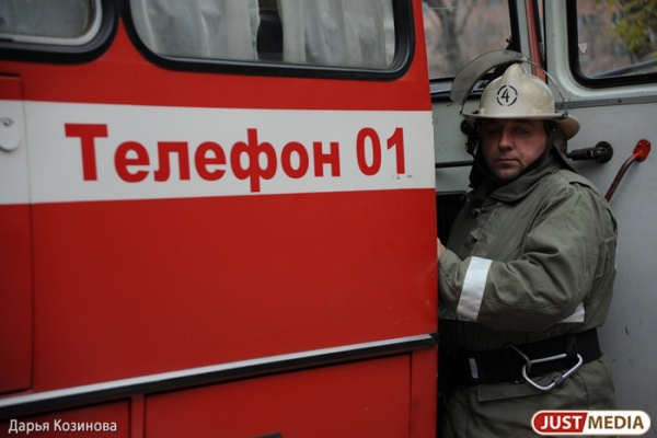 В Екатеринбурге пожарные вынесли на руках из горящего дома двух пенсионеров - Фото 1