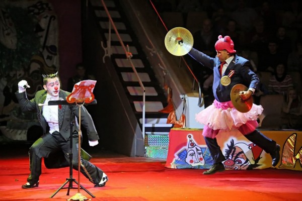 На арене Артюх! Парламентарий в парике и юбке открыл Всемирный фестиваль клоунов - Фото 1