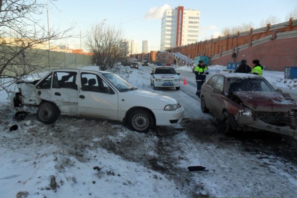 В аварии на Крестинского пострадали 3 человека - Фото 1