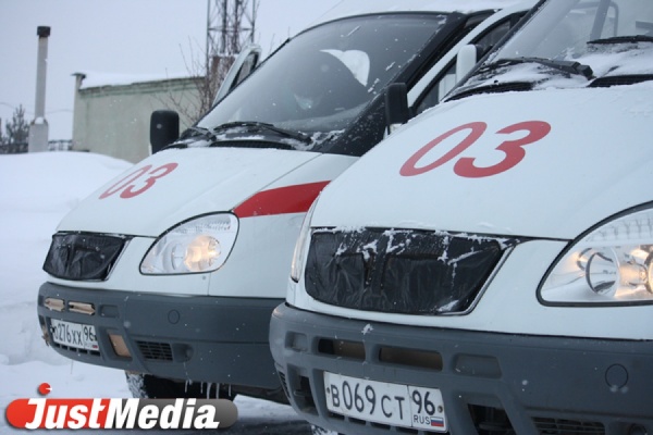 В Екатеринбурге женщина-водитель внедорожника сбила двух сестер - Фото 1