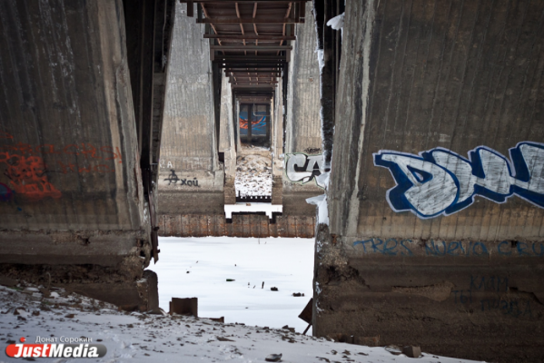 Макаровский мост на грани разрушения. Мэрия: «Бордюры позволят простоять еще немного». ФОТО - Фото 1