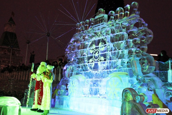 Жители Екатеринбурга смогут встретиться с гигантскими Дедами Морозами - Фото 1