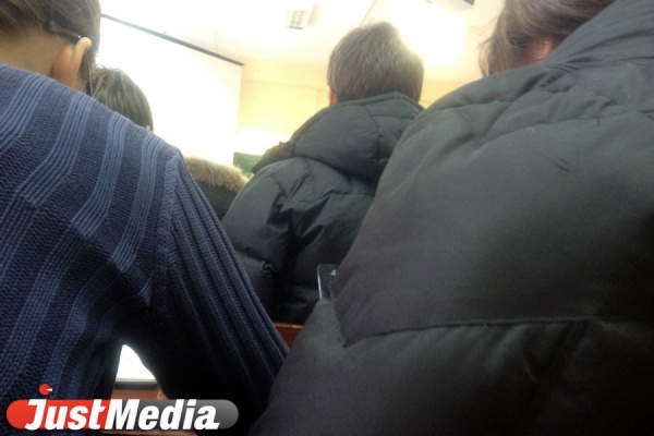 Студенты УрГПУ сидят на лекциях в шубах. В здании почти сутки не было отопления - Фото 1