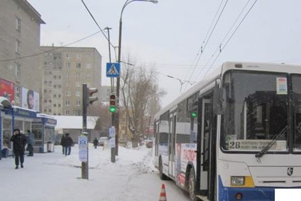 В Екатеринбурге водитель автобуса сбил пешехода, переходившего дорогу на зеленый свет - Фото 1
