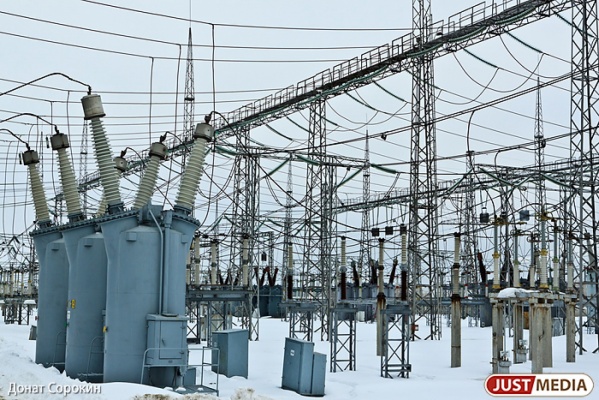 Специалисты Серовских электросетей восстановили поврежденные опоры ЛЭП в поселке Калья - Фото 1