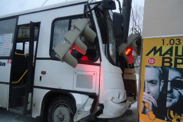 В Екатеринбурге водитель «Лифана» в ДТП покалечил трех пассажиров автобуса и водителя «Хёндэ» - Фото 1