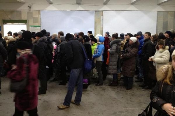 Снегопады загнали горожан в метро - Фото 1