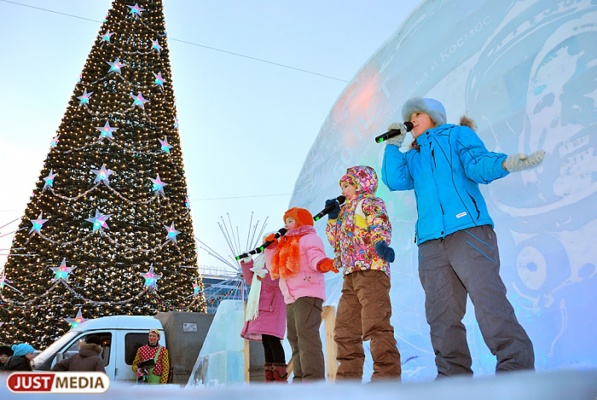 И вот она, нарядная… В главном ледовом городке Екатеринбурга установят самую высокую за все время празднования Нового года елку - Фото 1