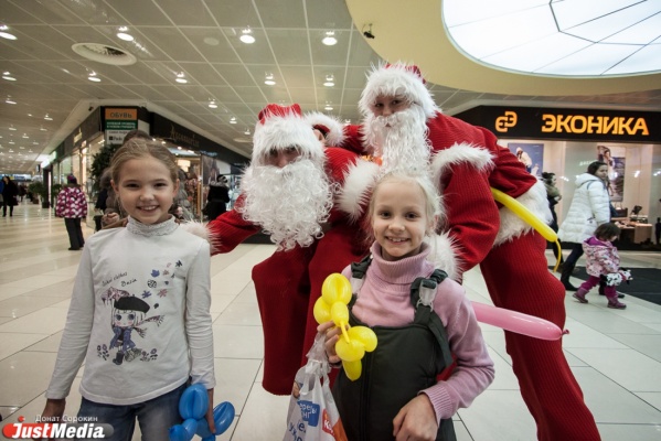 В Екатеринбурге поселились гигантские Деды Морозы - Фото 1