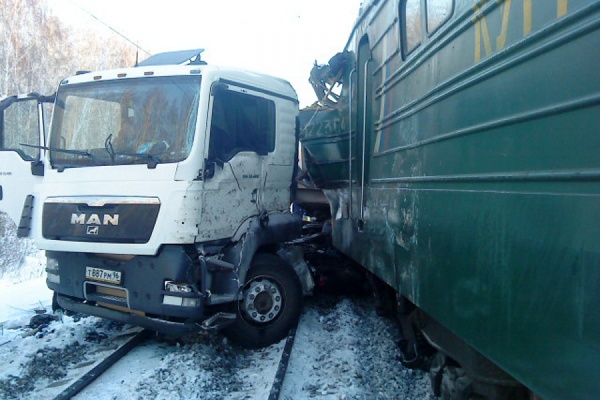В Покровском на переезде фура столкнулась с локомотивом. Два человека погибли - Фото 1