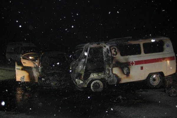 В Балтыме в легковушке сгорели два человека после столкновения со скорой - Фото 1